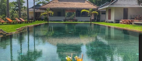 Pool drinks Khla Lodge Kampot Cambodia