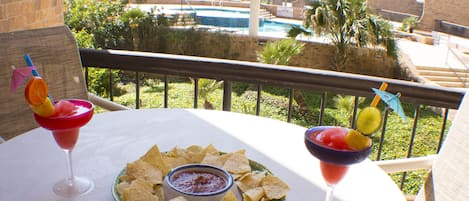 Enjoy yourself with a relaxing view of the pool and ocean while refueling!