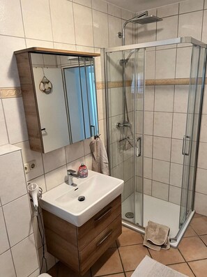Ferienwohnung Am Fischteich, 50qm, 1 Wohn-/Schlafzimmer, max. 4 Personen-Badezimmer