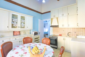 Fully furnished kitchen %28il Postino House%29