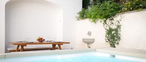 Private Garden with Jacuzzi and Sunbeds, Sun Chairs, Dining Table and Chairs 