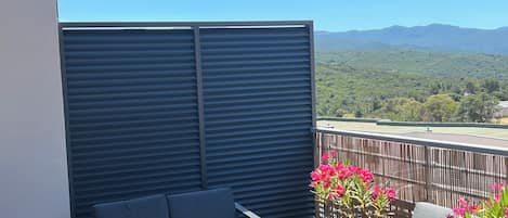 Grande terrasse avec vue sur le maquis.