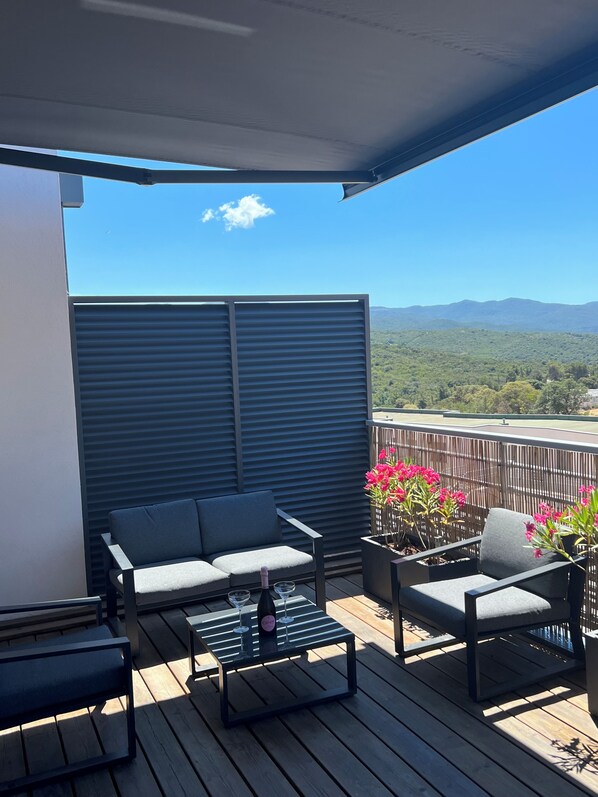 Grande terrasse avec vue sur le maquis.