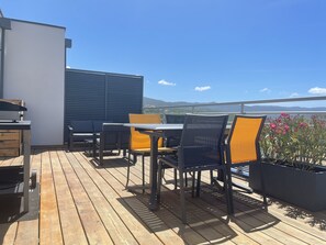 Très grande terrasse, bien équipée. 