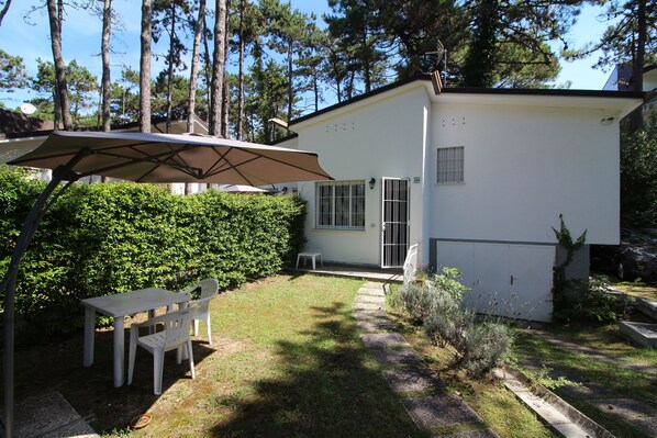 Garten. Eingezäunten Garten
