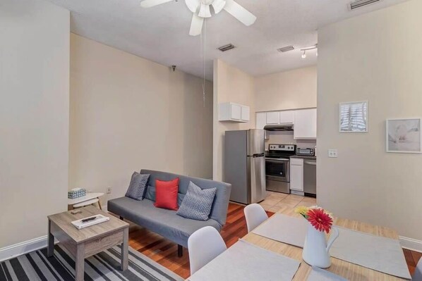 Have a lovely stay in this cozy 2 bedroom apartment with family and friends! 