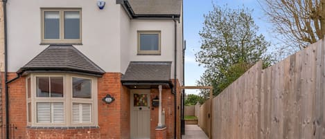 Front exterior, 33 Percy Street, Bolthole Retreats