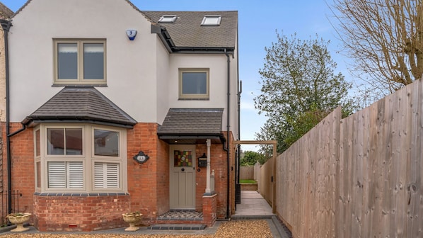 Front exterior, 33 Percy Street, Bolthole Retreats