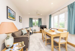 Wyndthorpe Cottage, Milton Abbas: Sitting room with dining area