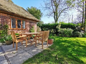 Wyndthorpe Cottage, Milton Abbas: A lovely spot for al fresco dining