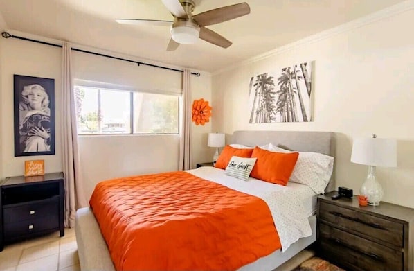 Qeen bed, ceiling fan w/remote, 32 in smart tv, mirrored closet door, blinds