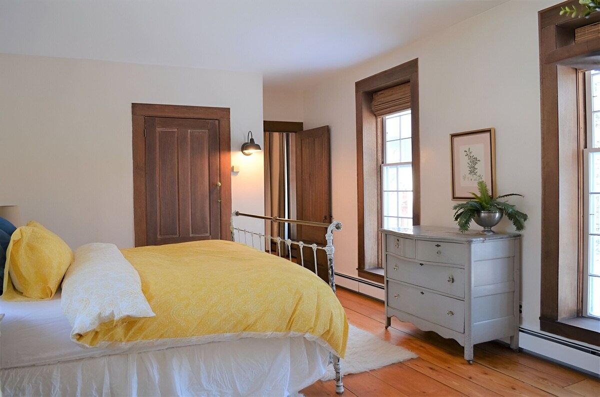 VT Retreat – TV + Hot Tub + Pool Table