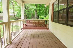 Front Porch swingin' at its best!