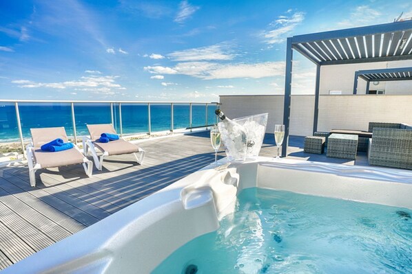 Outdoor spa tub
