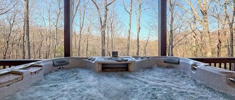 Spacious Sun Dance Hot tub to relax!