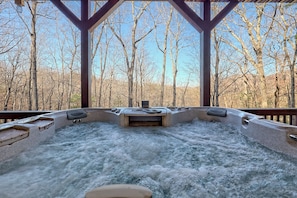 Spacious Sun Dance Hot tub to relax!