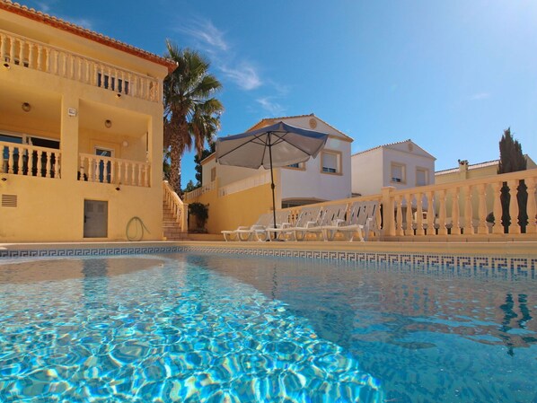 L'Eau, Ciel, Plante, Bâtiment, Nuage, Bleu Azur, Piscine, Plan D'Eau, Architecture, Arbre