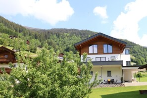 Außenseite Ferienhaus [Sommer]