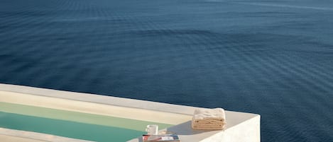 Hot tub with an amazing view to the famous Volcano of Santorini and the sea