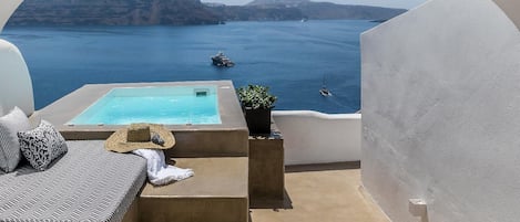 Patio  and hot tub with an amazing view to the sea and the volcano of Santorini