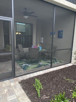 OUTDOOR EATING AREA