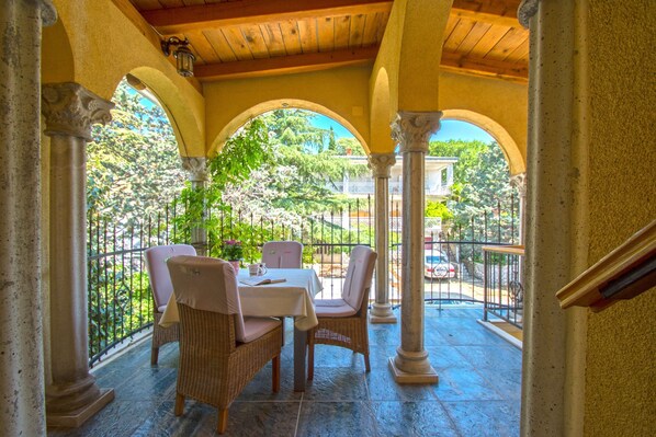 Outdoor dining