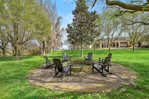 You’ll love this fire-pit with seating for 6, perfect for s’mores with the kids!