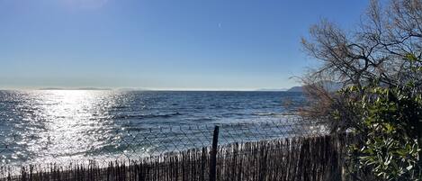 Accès direct à la plage depuis le jardin