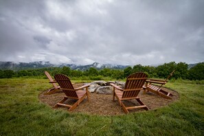 Firepit Overlooking the Mountains 