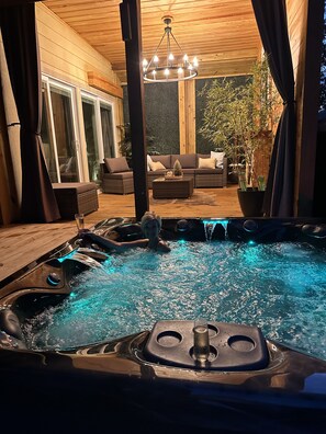 Brand New 6 person Spa overlooking the lake!