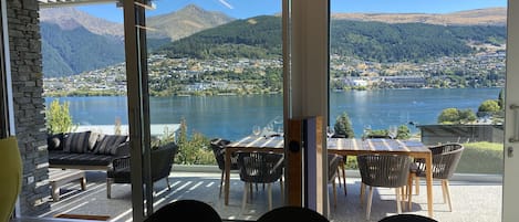 "Grandstand" views of the mountains & water activities on Frankton Arm of Lake 