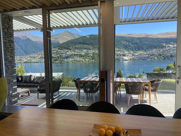 "Grandstand" views of the mountains & water activities on Frankton Arm of Lake 