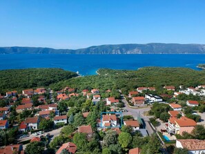 Himmel, Wasser, Gebäude, Natur, Azurblau, Baum, Berg, Natürliche Landschaft, Küsten Und Ozeanische Forms, Urban Design