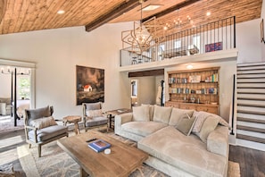 Living Room | Wet Bar | Free WiFi