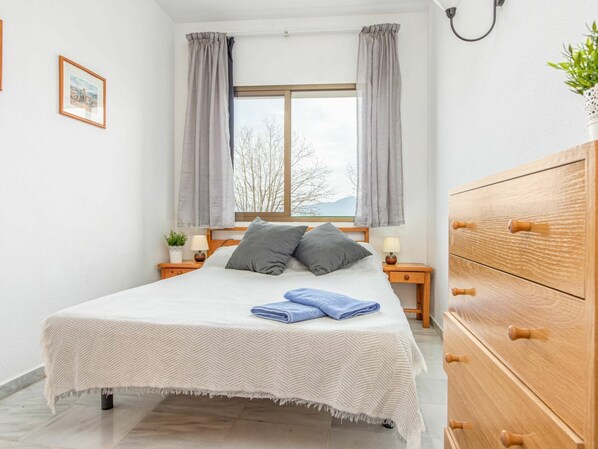 Möbel, Eigentum, Azurblau, Komfort, Holz, Fenster, Textil, Beleuchtung, Schatten