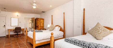 Enjoy your Southern Utah vacation in this cozy studio with 2 Queen Beds, Bathroom and a Kitchenette.