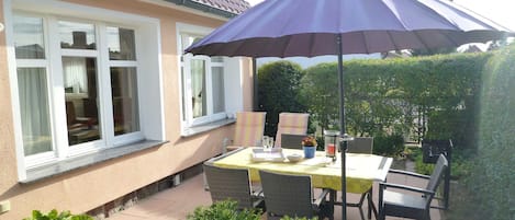 Ferienhaus Strandperle mit geschützter Terrasse nach Süden vor dem Haus