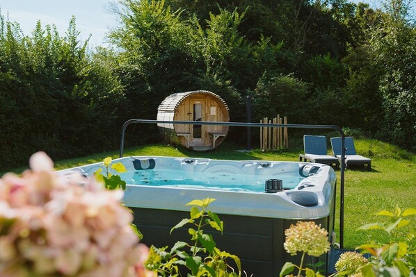 Outdoor spa tub