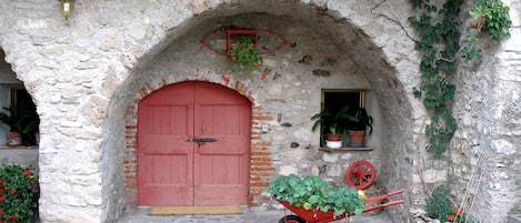 il cortile con i volti e le antiche pietre completamente restaurate