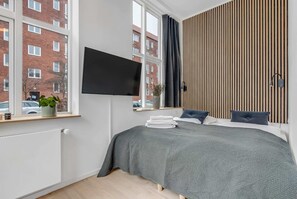 Double bed and Smart TV with Chromecast