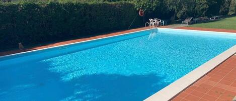 hermosa piscina en la residencia