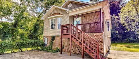 2 bedroom, two bath cabin blocks off the Parkway in Pigeon Forge.