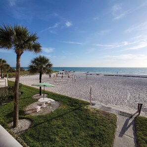 Gorgeous 2/2 condo, directly on beach!!