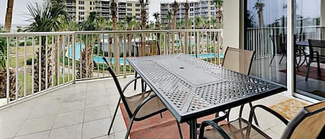 Welcome to Destin West Heron #306, where you'll have a beautiful pool view!