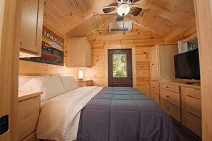 Main bedroom- Queen Bed