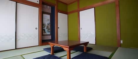 Japanese-style room with 8 tatami mats. 4 futons.