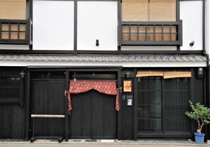 Building exterior: Old-fashioned Kyomachiya Tsubakian