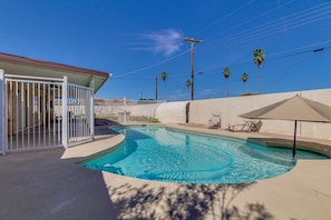 Shimmering pool to relax during the stay