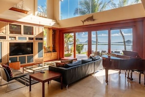 Sea Breeze Manor: Relax in the luxurious living room which features floor to ceiling views of the bay and beyond to Lanikai.