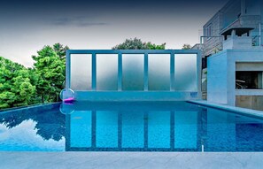 Beheizter Infinity-Pool auf der Terrasse der kroatische Luxusvilla Stone Castle in Selca am Strand mit privatem Pool.